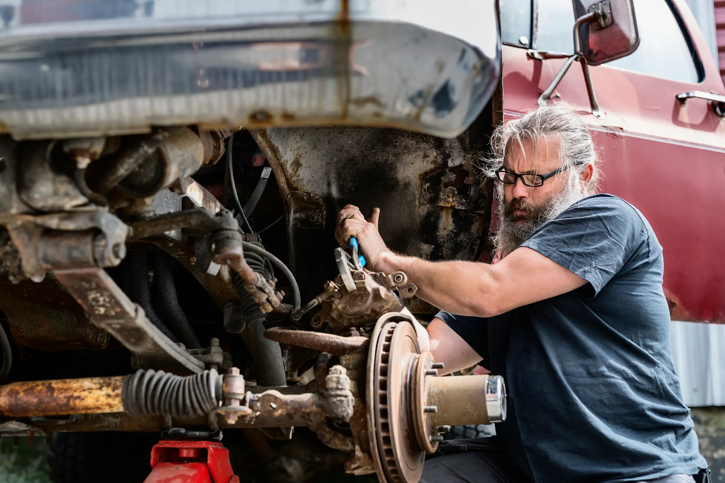 What makes a reliable 24/7 truck repair service?